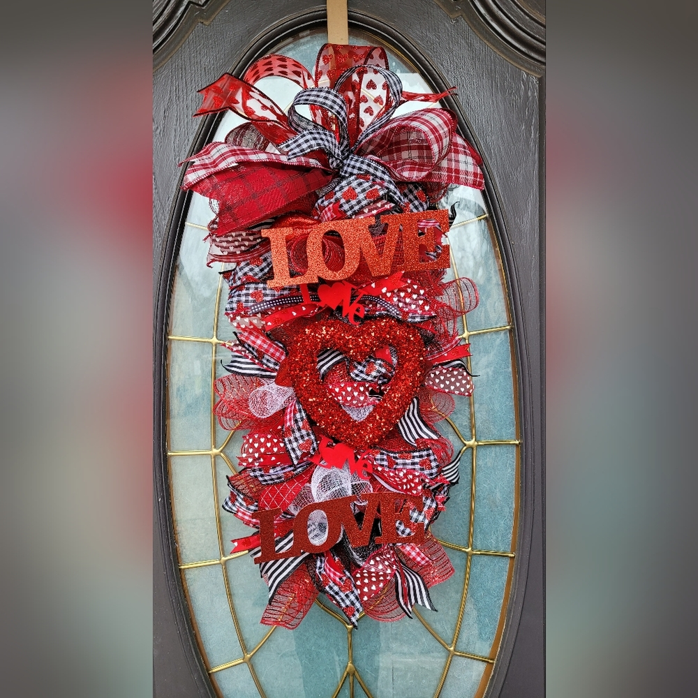 New! Handmade Valentine's Day swag/wreath Valentine's Day - Picture 1 of 4
